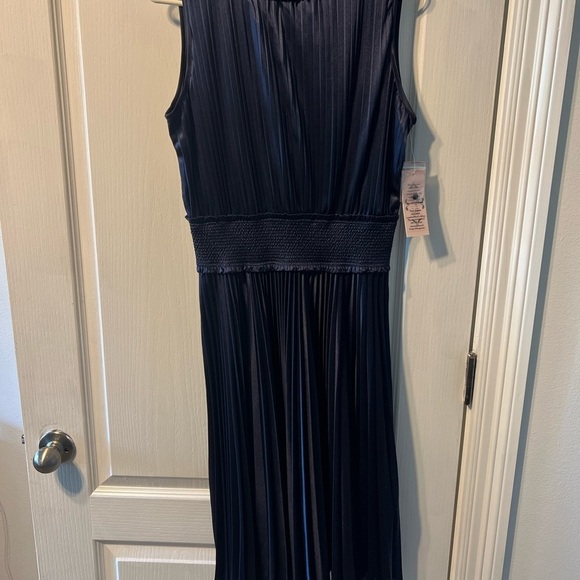 Beautiful flowy Navy gown by Nanette. NWT size 6 - Picture 7 of 12